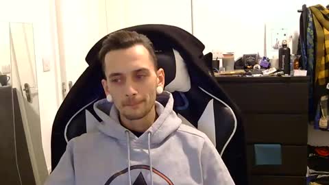 Snapshot of 2323gary chatting on December 21, 9:04 pm 2323gary online show from December 21, 9:04 pm