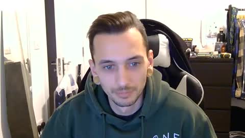 Snapshot of 2323gary chatting on January 4, 8:16 pm 2323gary online show from January 4, 8:16 pm