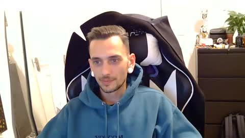 Snapshot of 2323gary chatting on September 25, 11:46 pm 2323gary online show from September 25, 11:46 pm