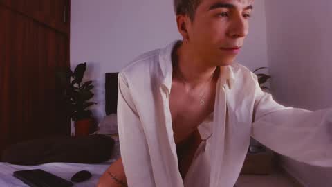 Snapshot of 2gays_1straight chatting on January 31, 8:01 pm David and Yoel online show from January 31, 8:01 pm