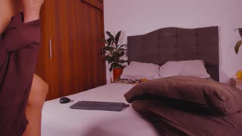 Snapshot of 2gays_1straight chatting on September 22, 8:19 pm David and Yoel online show from September 22, 8:19 pm