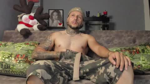 Snapshot of _emilio_escobar chatting on December 18, 12:10 am Emilio online show from December 18, 12:10 am