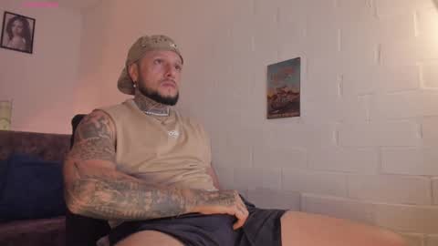 Snapshot of _emilio_escobar chatting on October 6, 9:36 am Emilio online show from October 6, 9:36 am