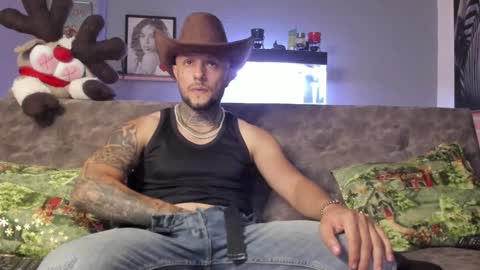 Snapshot of _emilio_escobar chatting on December 16, 11:39 pm Emilio online show from December 16, 11:39 pm