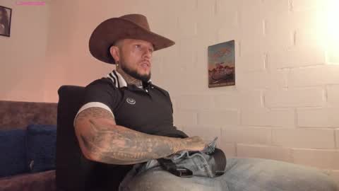 Snapshot of _emilio_escobar chatting on October 4, 9:58 am Emilio online show from October 4, 9:58 am