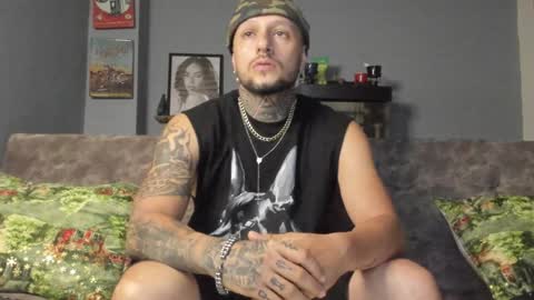 Snapshot of _emilio_escobar chatting on January 4, 10:49 am Emilio online show from January 4, 10:49 am