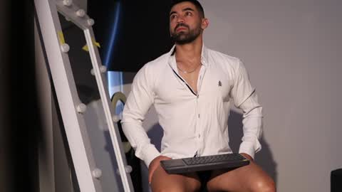 Snapshot of _mikestone chatting on December 6, 12:38 pm soy mike online show from December 6, 12:38 pm