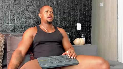 Snapshot of aaron_st chatting on December 6, 5:11 pm Aaron online show from December 6, 5:11 pm