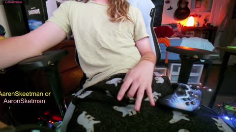 Snapshot of aaronskeetman chatting on December 14, 12:33 pm Aaron Skeetman online show from December 14, 12:33 pm