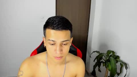 Independence model AbelAsburgo online show from April 15, 5:40 am