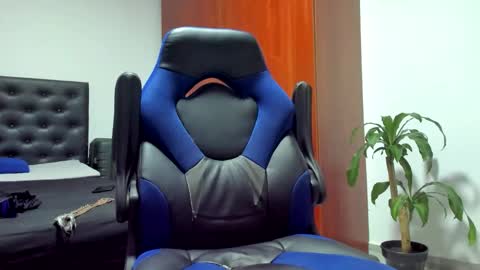 Independence model AbelAsburgo online show from October 22, 1:31 am