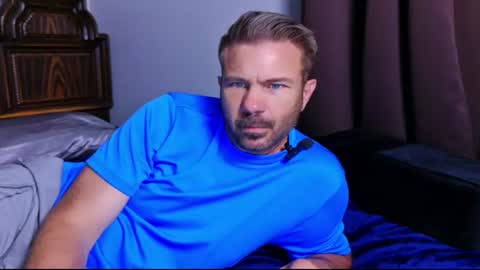 Blue Eyed Handsome Man online show from June 9, 1:29 am