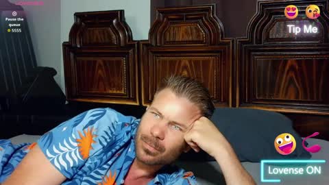 Blue Eyed Handsome Man online show from April 18, 9:04 pm