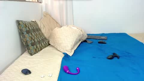 IAN online show from April 25, 8:28 pm