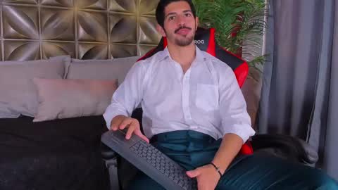 Snapshot of alejandrostorm chatting on December 19, 8:02 pm Alejo online show from December 19, 8:02 pm