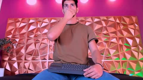 Snapshot of alejandrostorm chatting on February 18, 9:53 pm Alejo online show from February 18, 9:53 pm