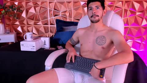 Snapshot of alejandrostorm chatting on February 19, 8:31 pm Alejo online show from February 19, 8:31 pm