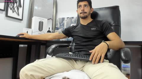 Snapshot of alejandrostorm chatting on January 10, 7:21 pm Alejo online show from January 10, 7:21 pm