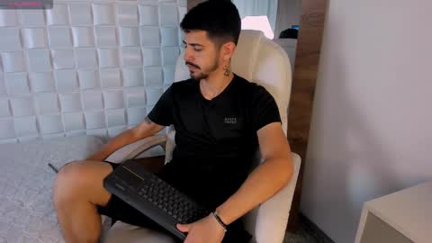 Snapshot of alejandrostorm chatting on October 13, 9:21 pm Alejo online show from October 13, 9:21 pm