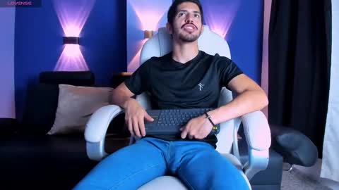 Snapshot of alejandrostorm chatting on December 21, 8:43 pm Alejo online show from December 21, 8:43 pm
