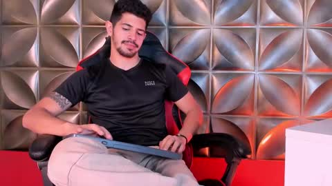 Snapshot of alejandrostorm chatting on February 16, 7:49 pm Alejo online show from February 16, 7:49 pm
