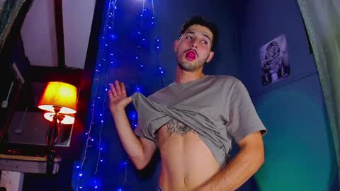 Snapshot of alejo_323__ chatting on January 22, 2:59 am alejo_323__ online show from January 22, 2:59 am