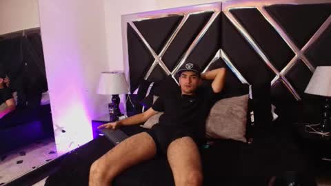 Snapshot of alekruizx chatting on October 17, 3:43 am Alek online show from October 17, 3:43 am