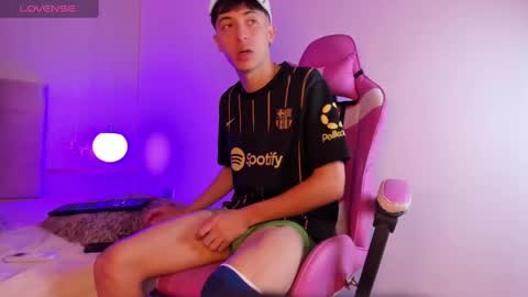 Snapshot of alessandro_dybala chatting on December 7, 12:56 pm Alessandro Dybala online show from December 7, 12:56 pm
