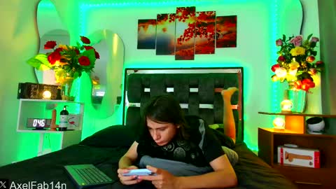 Snapshot of alex_and_fabian chatting on February 18, 7:10 pm sneider online show from February 18, 7:10 pm