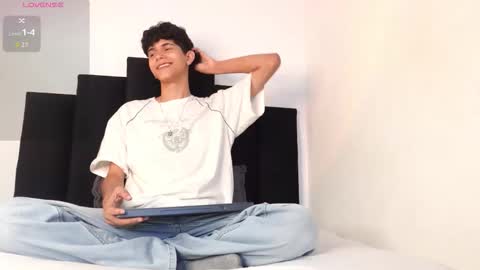 alex_mark_ online show from December 22, 1:08 pm