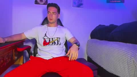 Snapshot of alex_smith0 chatting on February 27, 1:35 am     online show from February 27, 1:35 am