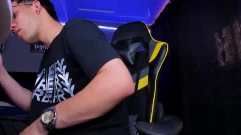 alexgiraldo__ online show from October 21, 2:31 pm