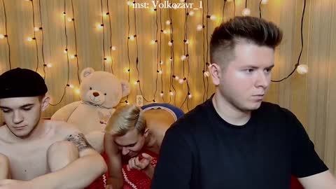 Snapshot of alexxx_d chatting on December 8, 10:03 pm AlexDimaIgor online show from December 8, 10:03 pm