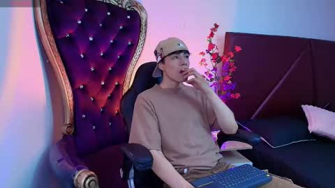 andreew_style_ online show from March 28, 8:31 pm