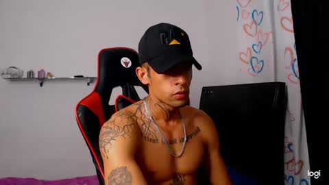 Snapshot of andres_white chatting on October 17, 4:38 am Andres white online show from October 17, 4:38 am