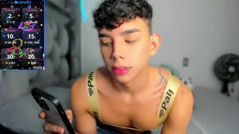 Snapshot of andrew_twink18 chatting on February 14, 11:43 pm Andrew M. online show from February 14, 11:43 pm