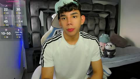 Snapshot of andrew_twink18 chatting on December 2, 9:26 pm Andrew M. online show from December 2, 9:26 pm