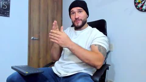 Snapshot of andrewdiaz_ chatting on October 11, 5:11 am Andrew Diaz online show from October 11, 5:11 am