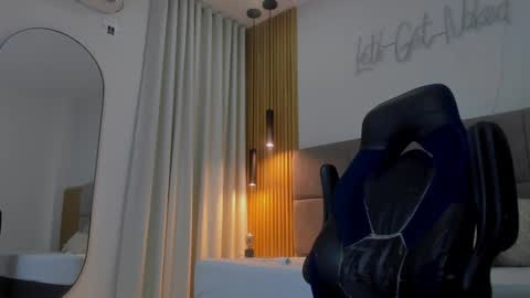 Snapshot of andrewlamar77 chatting on December 12, 2:44 pm Andrewlamar21 online show from December 12, 2:44 pm