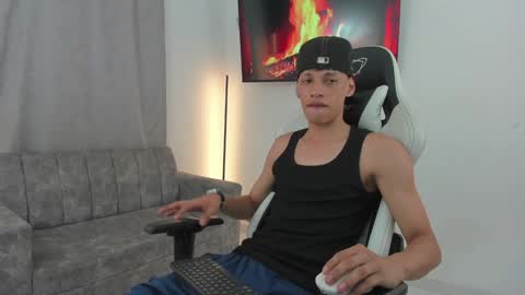 andy_bigcock01 online show from December 22, 3:44 am