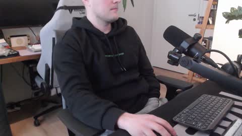 andycandy1994 online show from February 27, 11:33 am