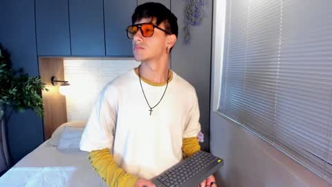 Snapshot of andyjoy_ chatting on December 17, 12:00 pm Andy Joy online show from December 17, 12:00 pm