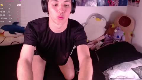 Snapshot of angel_bless19 chatting on January 29, 7:11 pm Angel help me with 100 thumbs up online show from January 29, 7:11 pm