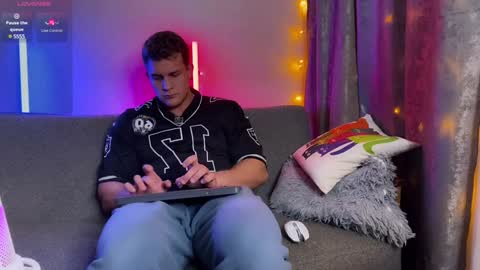Snapshot of antray_misti chatting on December 15, 3:20 pm Adam 24 online show from December 15, 3:20 pm