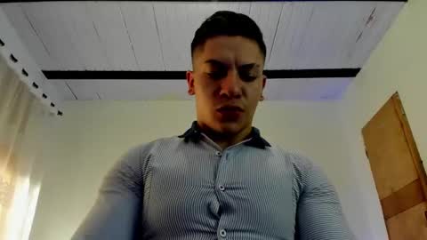 Snapshot of aquiles_51 chatting on February 5, 10:33 pm Jonathan online show from February 5, 10:33 pm