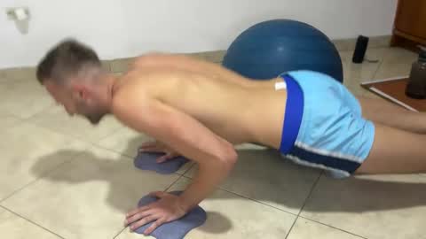 Snapshot of aquilesmade chatting on December 10, 3:44 pm Aquilesmade online show from December 10, 3:44 pm