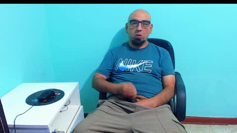 Snapshot of arnelux72 chatting on February 11, 6:08 am arnelux72 online show from February 11, 6:08 am