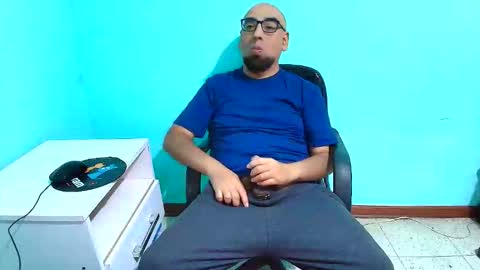 Snapshot of arnelux72 chatting on October 6, 5:23 am arnelux72 online show from October 6, 5:23 am