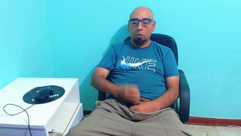 Snapshot of arnelux72 chatting on February 17, 4:20 am arnelux72 online show from February 17, 4:20 am