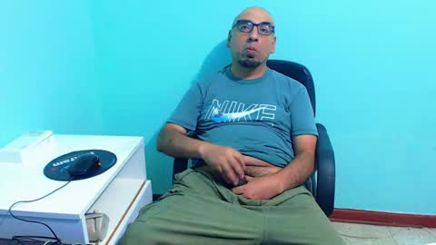 Snapshot of arnelux72 chatting on March 3, 5:40 am arnelux72 online show from March 3, 5:40 am